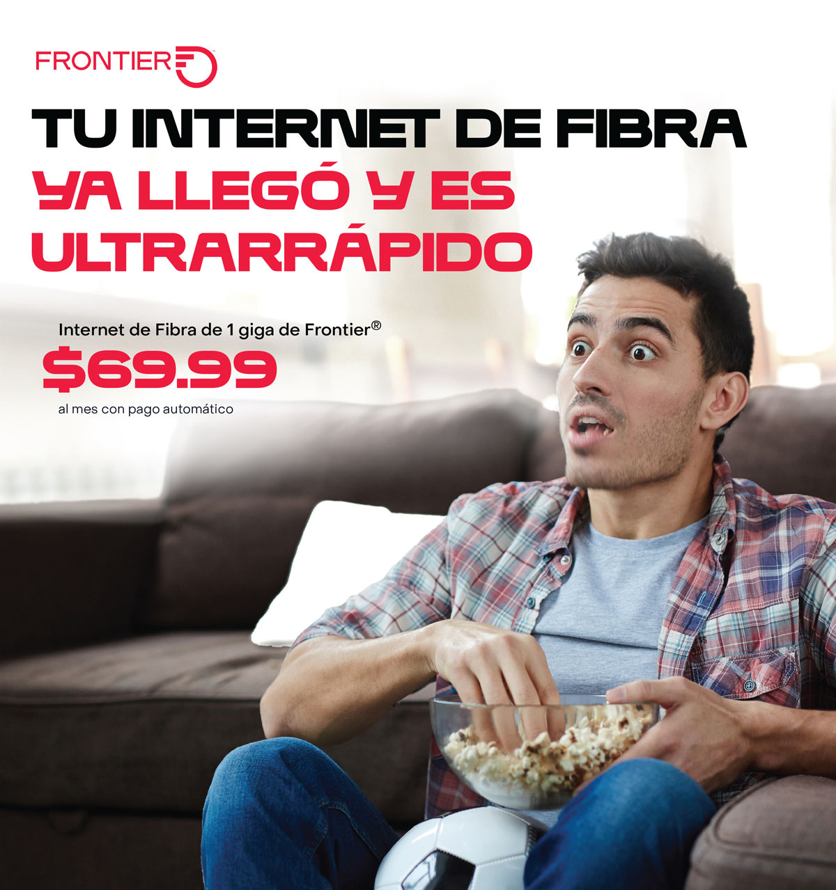 Hombre latino emocionado viendo futbol con titular YA LLEGO TU INTERNET DE FIBRA Y ES RÁPIDO COMO UN RAYO.